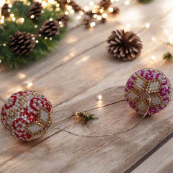Lichtgevende kerstslinger van Miyuki-kralen - Kleurrijke ballen en LED's