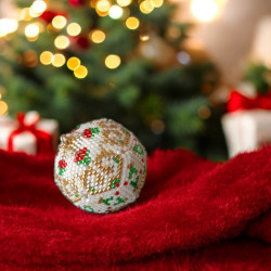 Boule de Noël Artisanale en Perles Miyuki Delica - Éclat Festif Blanc, Or, Rouge et Vert