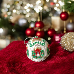 Boule de Noël en Perles Miyuki Delica - Motif Couronne et Étoile - 4 cm de Diamètre | Décoration Festive et Élégante