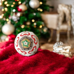 Boule de Noël en Perles Miyuki Delica - Motif Couronne et Étoile - 4 cm de Diamètre | Décoration Festive et Élégante