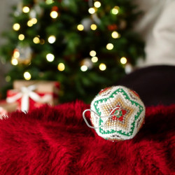 Boule de Noël en Perles Miyuki Delica - Motif Couronne et Étoile - 4 cm de Diamètre | Décoration Festive et Élégante