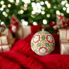 Boule de Noël en Perles Miyuki Delica - Motif Pentagones Rouges - 4 cm de Diamètre | Décoration de Noël Élégante