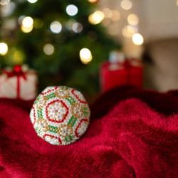 Boule de Noël en Perles Miyuki Delica - Motif Pentagones Rouges - 4 cm de Diamètre | Décoration de Noël Élégante