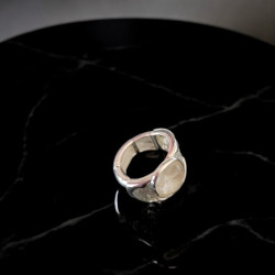 Bague réglable en rhodium avec pierre colorée – Élégance et confort