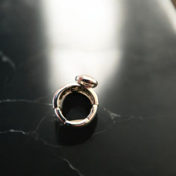 Bague réglable en rhodium avec pierre colorée – Élégance et confort