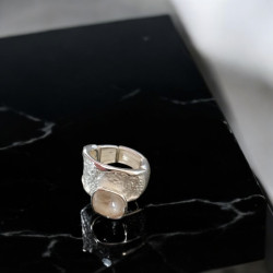 Bague réglable en rhodium avec pierre colorée – Élégance et confort