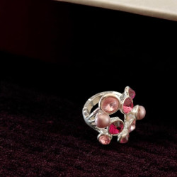 Bague réglable en Rhodium Argenté avec Strass Roses – Élégance et Polyvalence