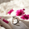 Bague réglable en Rhodium Argenté avec Strass Roses – Élégance et Polyvalence
