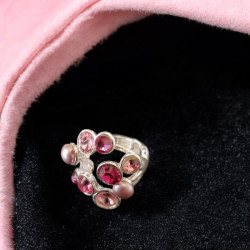 Bague réglable en Rhodium Argenté avec Strass Roses – Élégance et Polyvalence