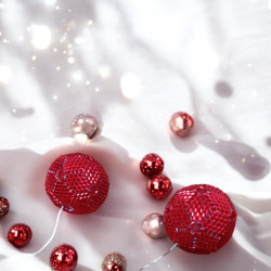Guirlande Lumineuse Rouge en Perles Miyuki – Raffinement et Féerie